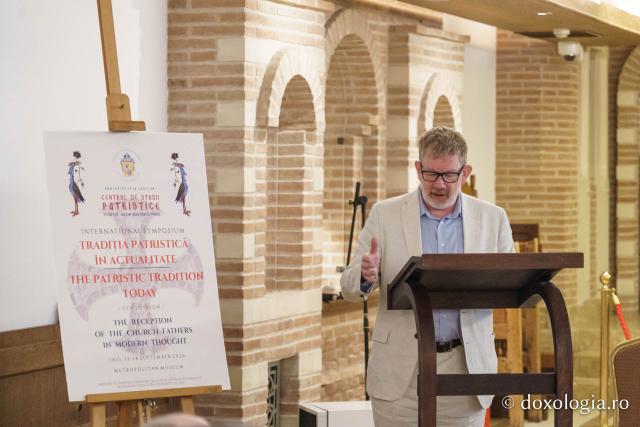 Pr. Andrew Louth a primit „Crucea Moldavă”, cea mai înaltă distincție a Mitropoliei Moldovei și Bucovinei