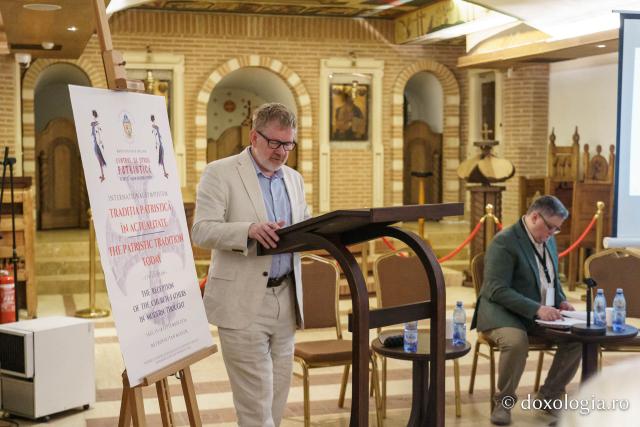 Pr. Andrew Louth a primit „Crucea Moldavă”, cea mai înaltă distincție a Mitropoliei Moldovei și Bucovinei