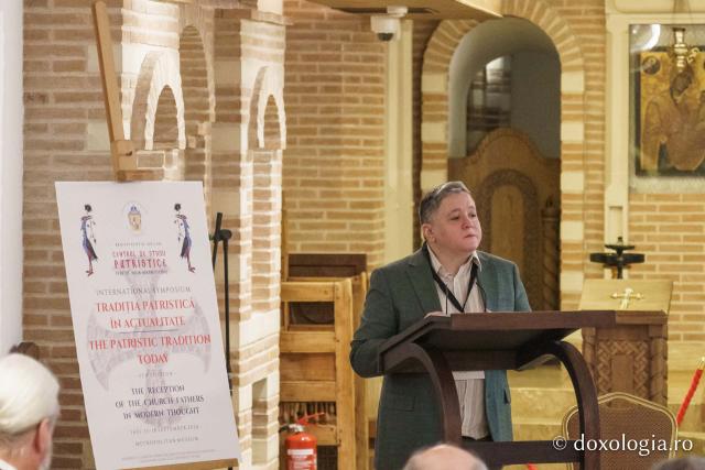 Pr. Andrew Louth a primit „Crucea Moldavă”, cea mai înaltă distincție a Mitropoliei Moldovei și Bucovinei