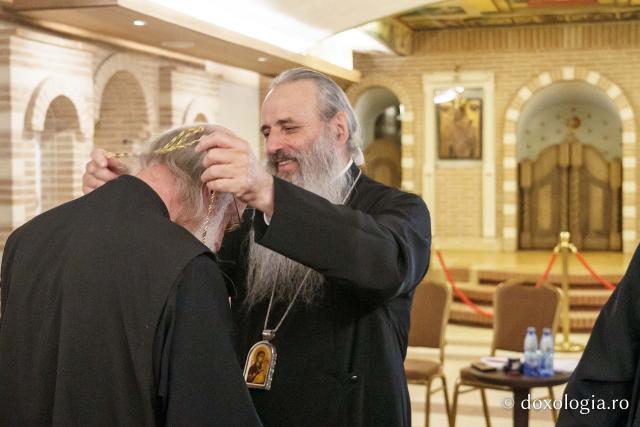 Pr. Andrew Louth a primit „Crucea Moldavă”, cea mai înaltă distincție a Mitropoliei Moldovei și Bucovinei