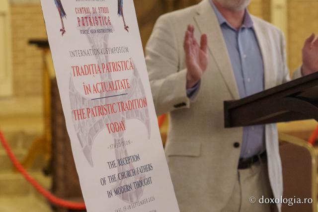 Pr. Andrew Louth a primit „Crucea Moldavă”, cea mai înaltă distincție a Mitropoliei Moldovei și Bucovinei