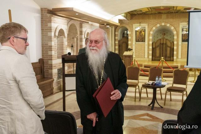 Pr. Andrew Louth a primit „Crucea Moldavă”, cea mai înaltă distincție a Mitropoliei Moldovei și Bucovinei