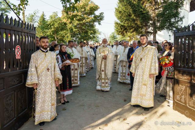 PS Nichifor Botoșăneanul, la târnosirea bisericii din satul Doina: „Cu fiecare slujbă de sfințire, inima noastră se umple de putere și de adevăr”