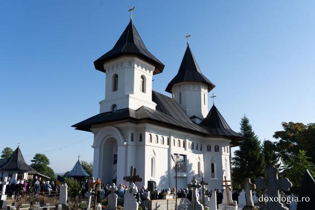 PS Nichifor Botoșăneanul, la târnosirea bisericii din satul Doina: „Cu fiecare slujbă de sfințire, inima noastră se umple de putere și de adevăr”