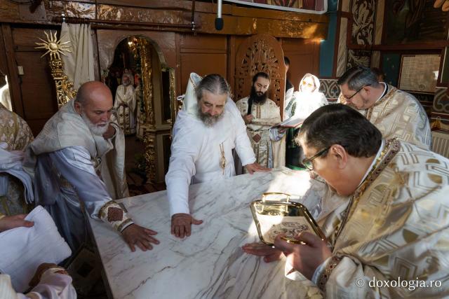 PS Nichifor Botoșăneanul, la târnosirea bisericii din satul Doina: „Cu fiecare slujbă de sfințire, inima noastră se umple de putere și de adevăr”