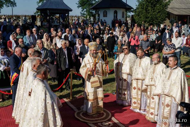 PS Nichifor Botoșăneanul, la târnosirea bisericii din satul Doina: „Cu fiecare slujbă de sfințire, inima noastră se umple de putere și de adevăr”