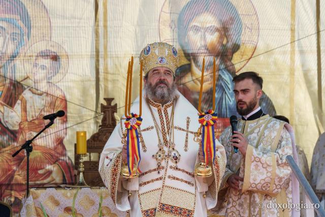 PS Nichifor Botoșăneanul, la târnosirea bisericii din satul Doina: „Cu fiecare slujbă de sfințire, inima noastră se umple de putere și de adevăr”