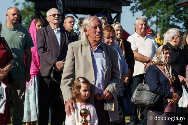 PS Nichifor Botoșăneanul, la târnosirea bisericii din satul Doina: „Cu fiecare slujbă de sfințire, inima noastră se umple de putere și de adevăr”