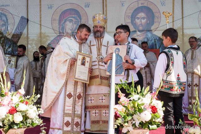 PS Nichifor Botoșăneanul, la târnosirea bisericii din satul Doina: „Cu fiecare slujbă de sfințire, inima noastră se umple de putere și de adevăr”