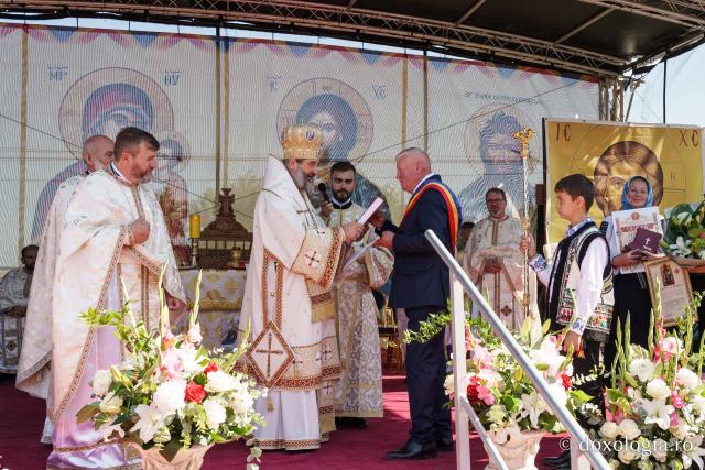 PS Nichifor Botoșăneanul, la târnosirea bisericii din satul Doina: „Cu fiecare slujbă de sfințire, inima noastră se umple de putere și de adevăr”