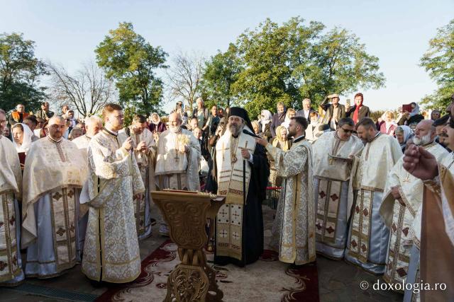 PS Nichifor Botoșăneanul, la târnosirea bisericii din satul Doina: „Cu fiecare slujbă de sfințire, inima noastră se umple de putere și de adevăr”