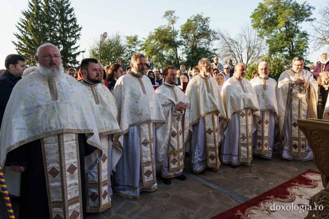 PS Nichifor Botoșăneanul, la târnosirea bisericii din satul Doina: „Cu fiecare slujbă de sfințire, inima noastră se umple de putere și de adevăr”