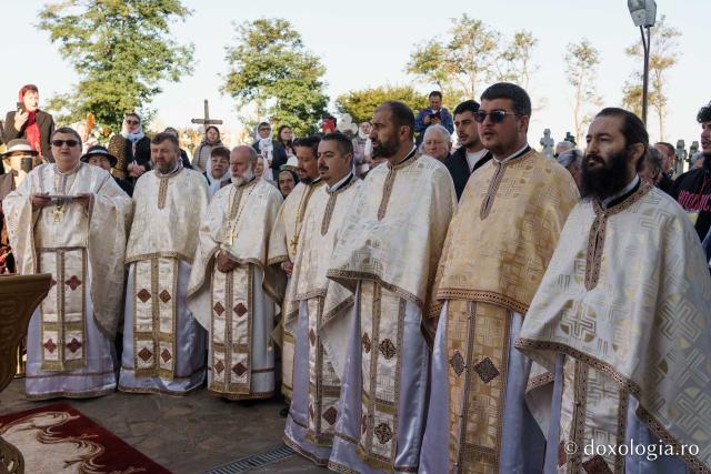 PS Nichifor Botoșăneanul, la târnosirea bisericii din satul Doina: „Cu fiecare slujbă de sfințire, inima noastră se umple de putere și de adevăr”