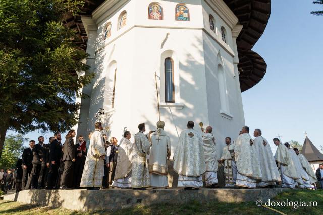 PS Nichifor Botoșăneanul, la târnosirea bisericii din satul Doina: „Cu fiecare slujbă de sfințire, inima noastră se umple de putere și de adevăr”