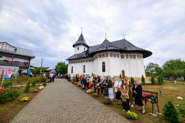Biserica „Sfântul Nicolae” din Vlădiceni, Neamț, a fost resfințită de PS Nichifor Botoșăneanul