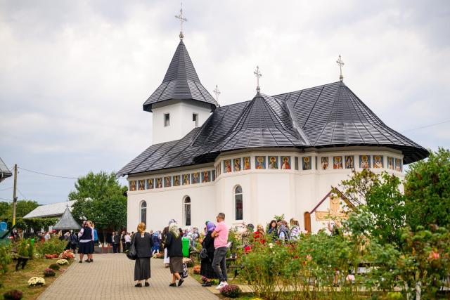 Biserica „Sfântul Nicolae” din Vlădiceni, Neamț, a fost resfințită de PS Nichifor Botoșăneanul