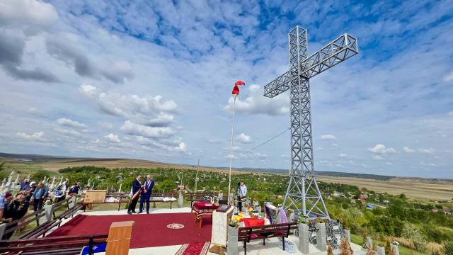 Cruce-Monument închinată Eroilor Neamului, sfințită în localitatea Alexandru cel Bun, județul Iași
