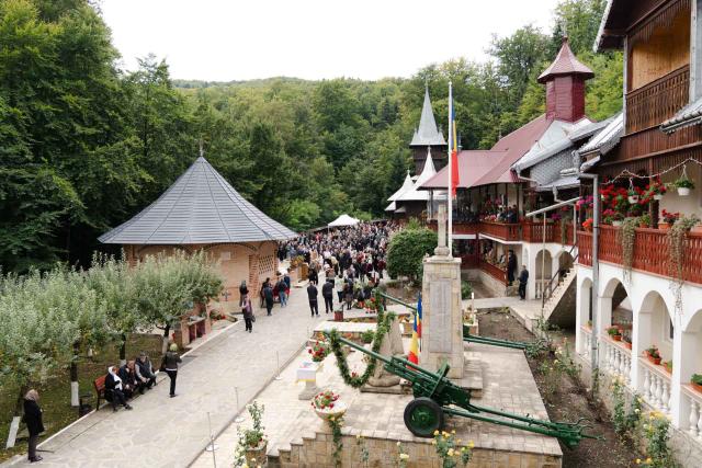 Hramul Mănăstirii „Înălțarea Sfintei Cruci” din Brusturi, marcat prin rugăciune și cinstirea eroilor
