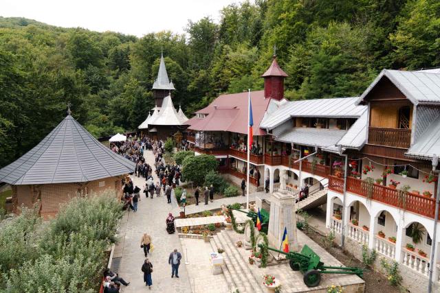 Hramul Mănăstirii „Înălțarea Sfintei Cruci” din Brusturi, marcat prin rugăciune și cinstirea eroilor