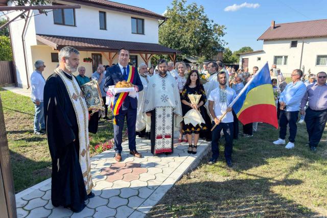 IPS Teofan a sfințit noua casă parohială din Chintinici, Roznov