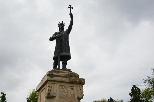 Statuia lui Ștefan cel Mare cu Sfânta Cruce