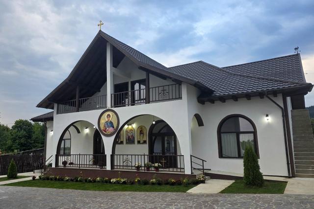 Sfințire de casă socială, capelă mortuară și lumânărar la Parohia „Sfântul Dumitru” – Crăcăoani, județul Neamț