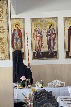 Sfințire de casă socială, capelă mortuară și lumânărar la Parohia „Sfântul Dumitru” – Crăcăoani, județul Neamț