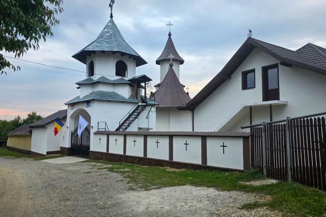 Sfințire de casă socială, capelă mortuară și lumânărar la Parohia „Sfântul Dumitru” – Crăcăoani, județul Neamț