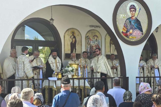 Sfințire de casă socială, capelă mortuară și lumânărar la Parohia „Sfântul Dumitru” – Crăcăoani, județul Neamț
