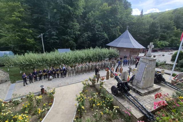 Tineri militari, în mijlocul istoriei: Tabăra „Urmașii Dorobanților” de la Mănăstirea „Înălțarea Sfintei Cruci” – Brusturi