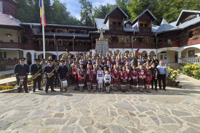 Tineri militari, în mijlocul istoriei: Tabăra „Urmașii Dorobanților” de la Mănăstirea „Înălțarea Sfintei Cruci” – Brusturi
