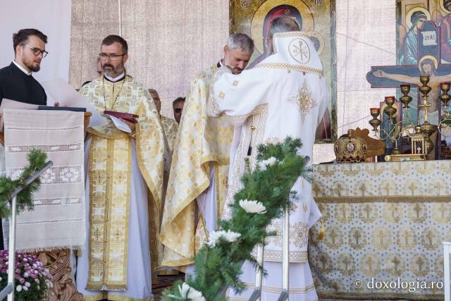 Biserica „Buna Vestire” din Cercu-Bârnova a primit veșmântul sfințirii