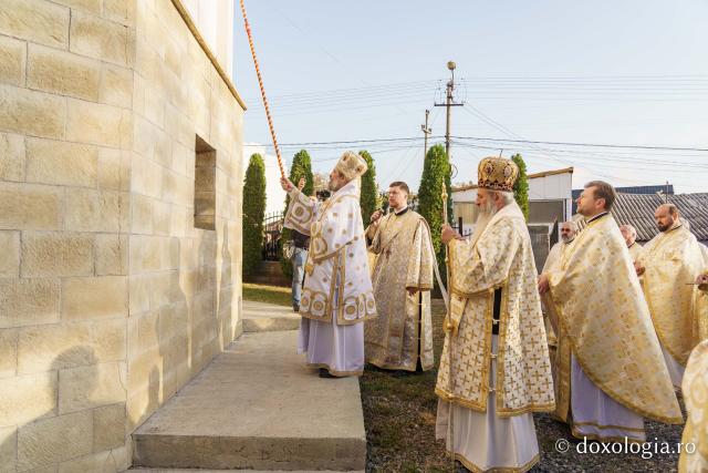 (Video) Doi ierarhi au târnosit biserica „Sfinții Împărați Constantin și Elena” - Galata din Iași