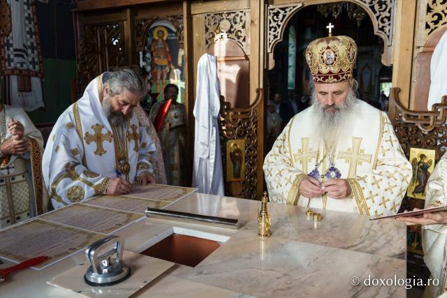 Biserica „Sfinții Împărați Constantin și Elena” - Galata din Iași a primit veșmântul sfințirii