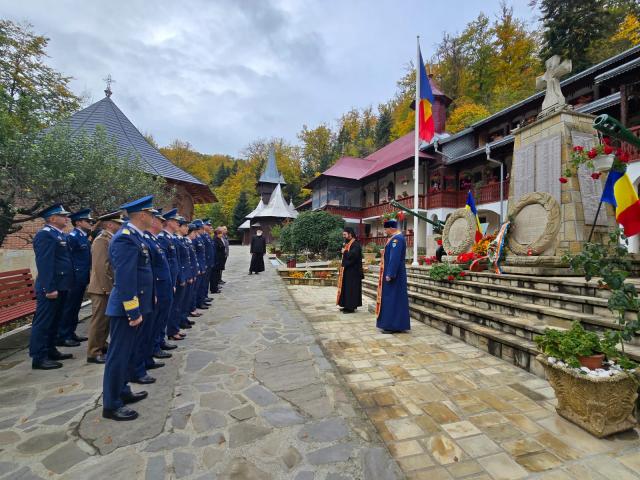 Militarii de la Baza 95 Aeriana Bacău, la Mănăstirea Sfânta Cruce - Brusturi