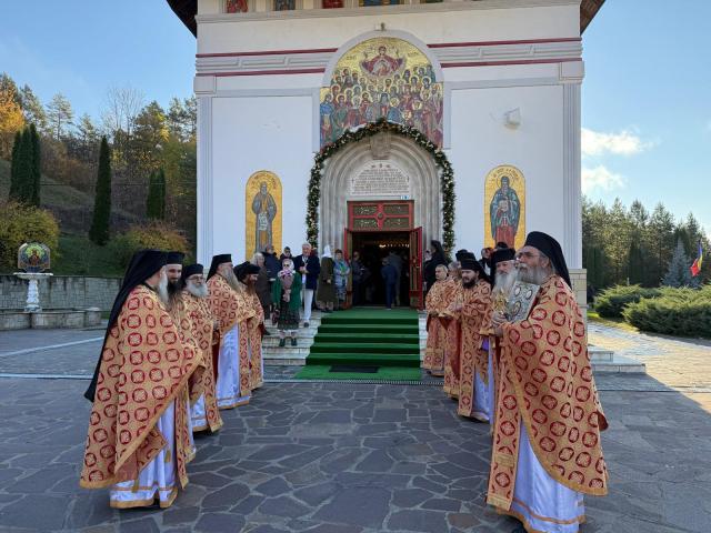 IPS Teofan, la hramul Mănăstirii Pângărați: „Omul care are nădejde în Dumnezeu, nu cade, nu slăbește, ci se ridică”