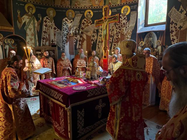 IPS Teofan, la hramul Mănăstirii Pângărați: „Omul care are nădejde în Dumnezeu, nu cade, nu slăbește, ci se ridică”