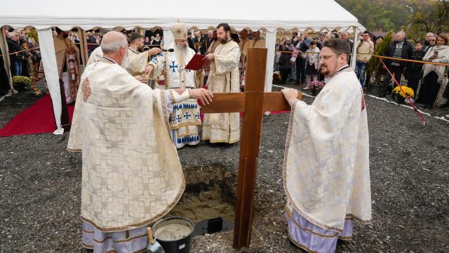 A fost pusă piatra de temelie pentru o nouă biserică din Piatra Neamț
