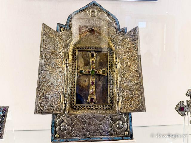 Fragment din Arca lui Noe, expus la Muzeul Catedralei Echmiadzin din Armenia