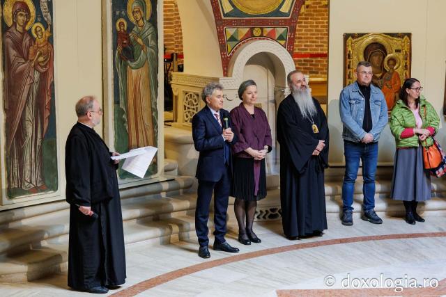 SACRUM: „Rugăciunea” lui Constantin Brâncuși, printre pelerinii Sfintei Parascheva