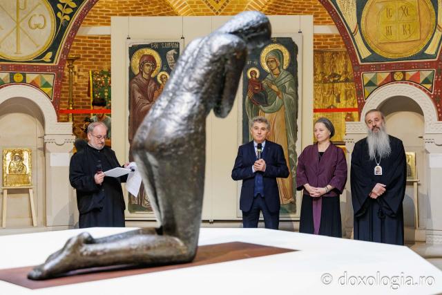 SACRUM: „Rugăciunea” lui Constantin Brâncuși, printre pelerinii Sfintei Parascheva