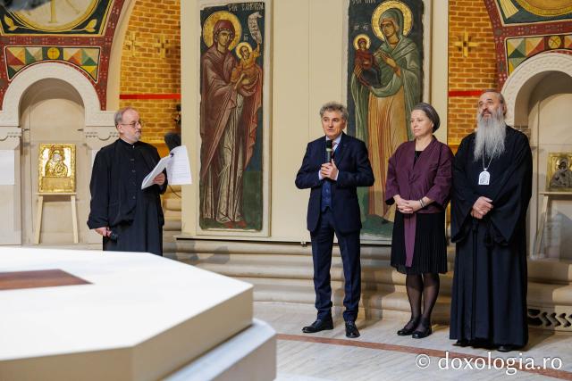 SACRUM: „Rugăciunea” lui Constantin Brâncuși, printre pelerinii Sfintei Parascheva