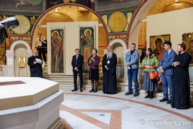 SACRUM: „Rugăciunea” lui Constantin Brâncuși, printre pelerinii Sfintei Parascheva