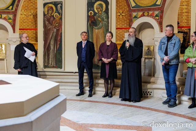 SACRUM: „Rugăciunea” lui Constantin Brâncuși, printre pelerinii Sfintei Parascheva
