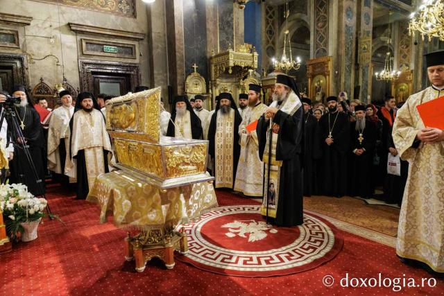 Moaștele Sfântului Paisie de la Sihăstria au ajuns la Catedrala Mitropolitană: „Întâmpinarea sfintelor moaște unesc în noi rugăciunea care se face în pământul Moldovei”