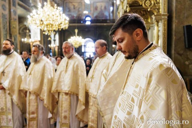 PS Teofil Trotușanul a slujit în prima zi de pelerinaj, la Catedrala Mitropolitană