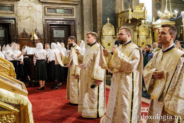 PS Teofil Trotușanul a slujit în prima zi de pelerinaj, la Catedrala Mitropolitană