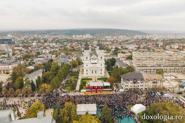 Mii de pelerini și-au unit drumurile și inimile la Iași: Peste ... de persoane, în rugăciune la hramul Sfintei Parascheva