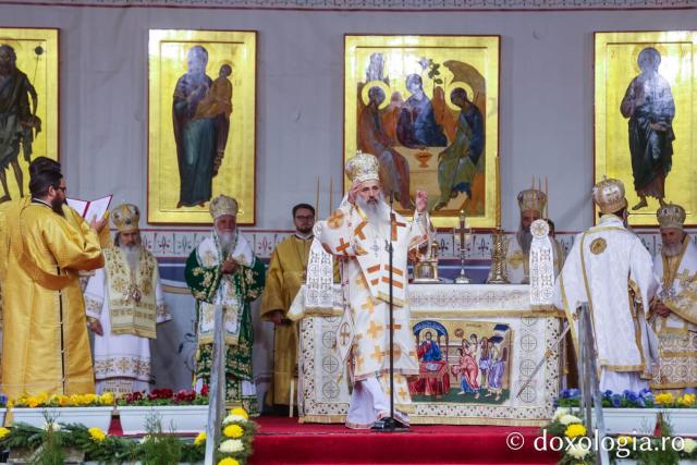 Mii de pelerini și-au unit drumurile și inimile la Iași: Peste ... de persoane, în rugăciune la hramul Sfintei Parascheva