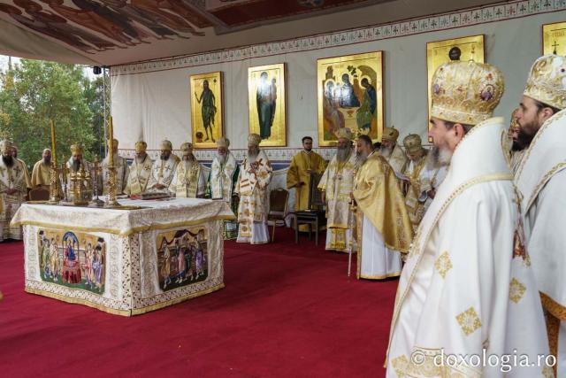 Mii de pelerini și-au unit drumurile și inimile la Iași: Peste ... de persoane, în rugăciune la hramul Sfintei Parascheva
